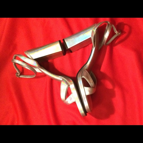 NWT HOLOGRAPHIC PUMPS - Picture 2 of 2